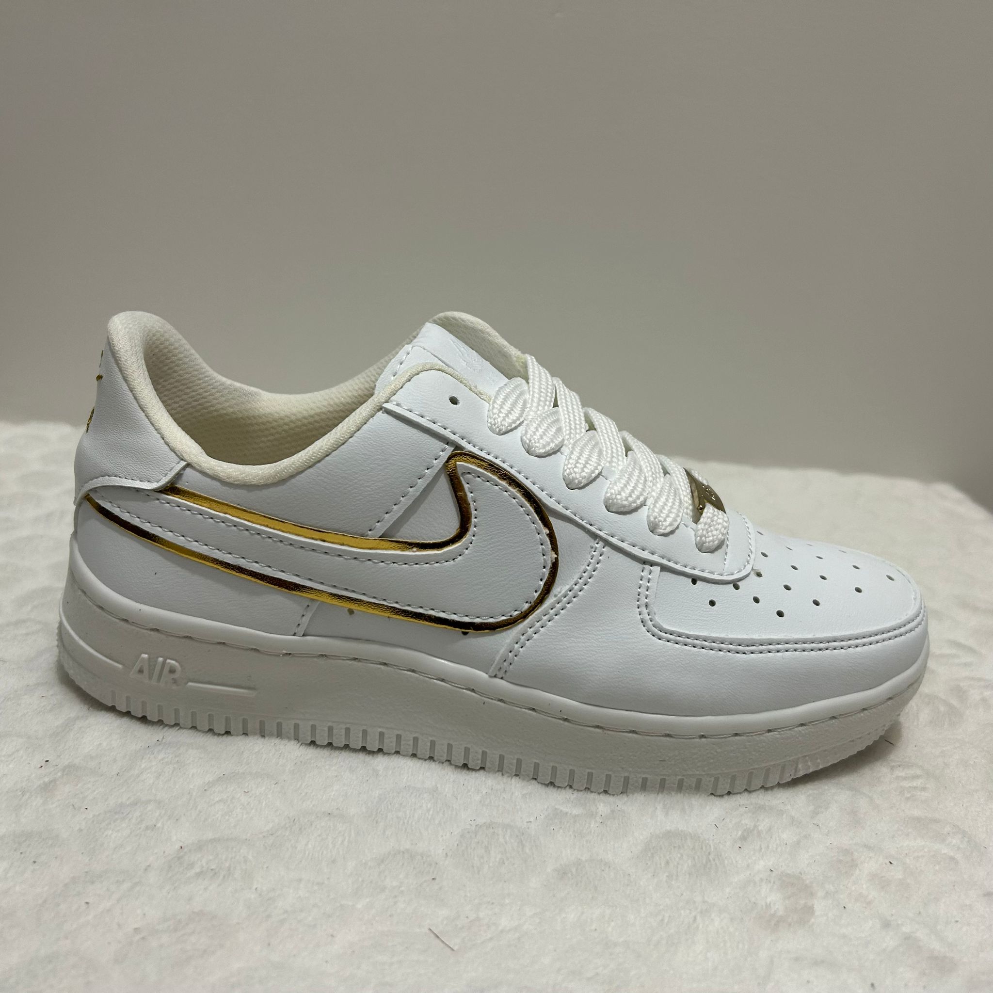 nike air branco dourado nike air branco dourado