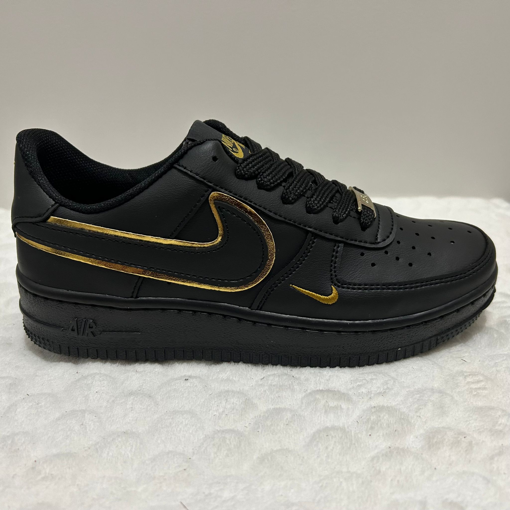 nike air preto dourado nike air preto dourado