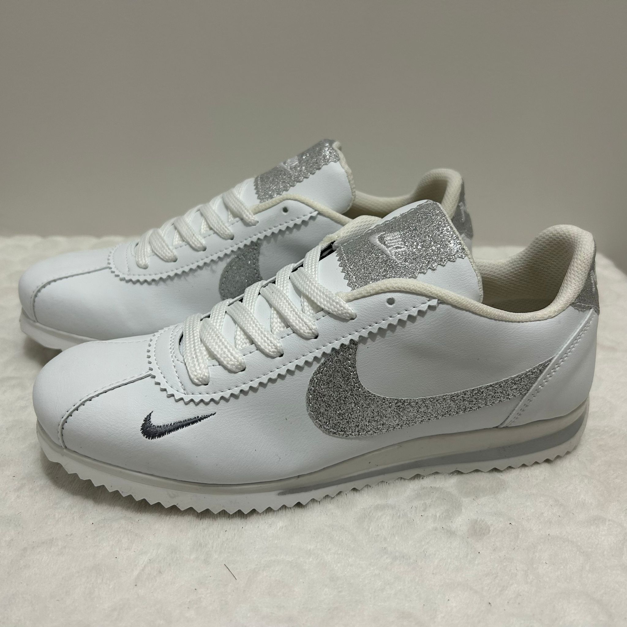 Nike Cortez Branco com Prata Nike Cortez Branco com Prata