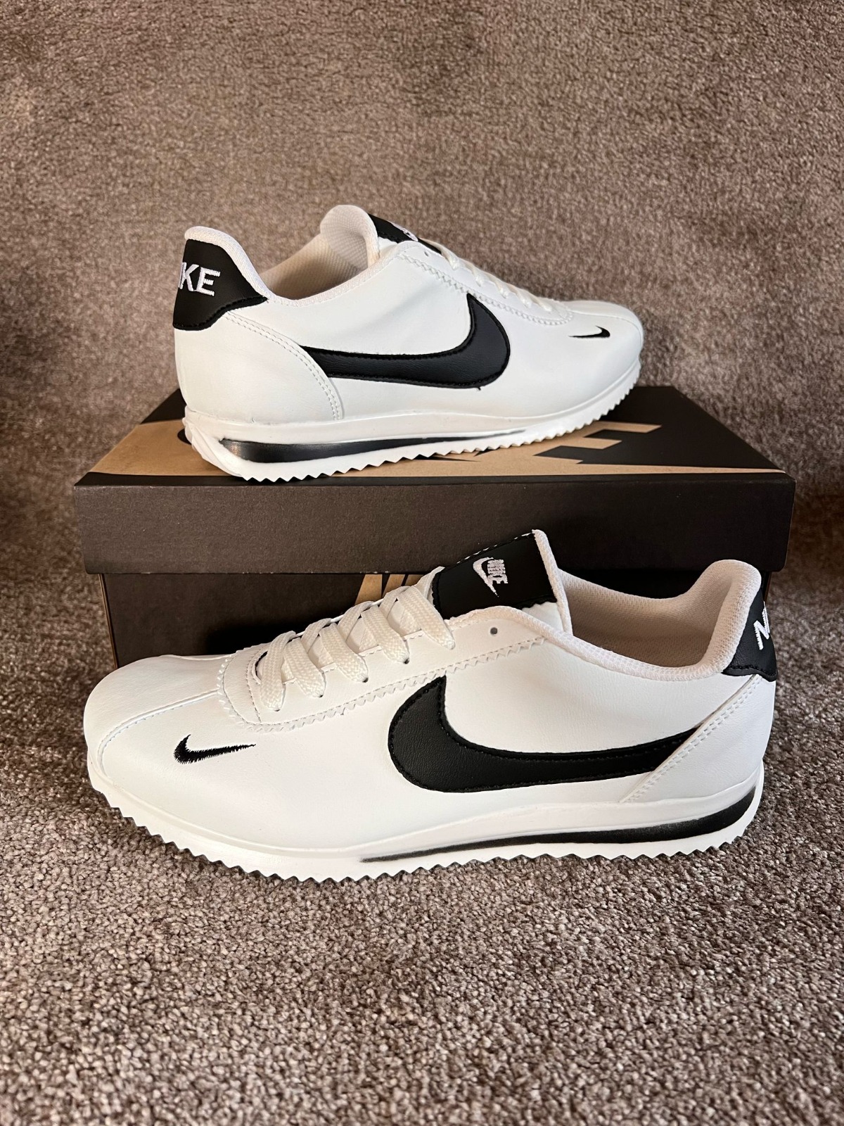 Nike Cortez Branco com Preto Nike Cortez Branco com Preto