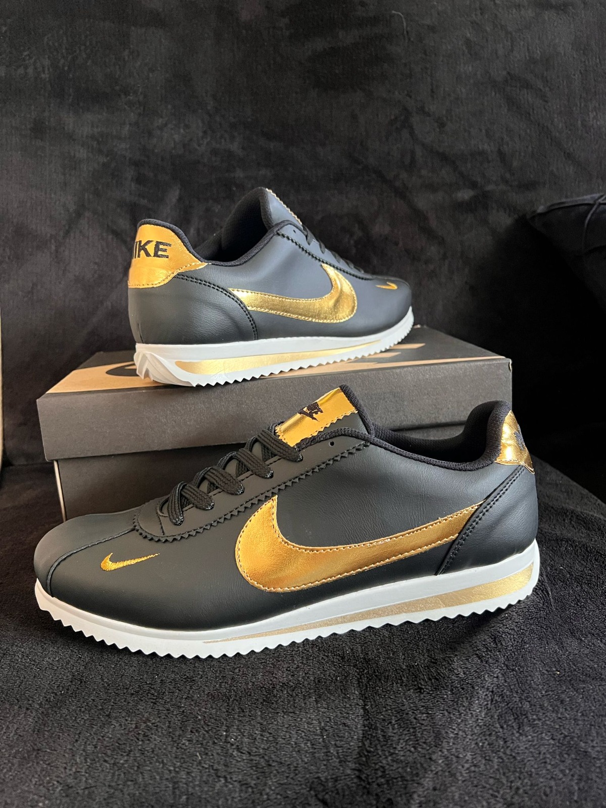 Nike Cortez Preto com Dourado Nike Cortez Preto com Dourado