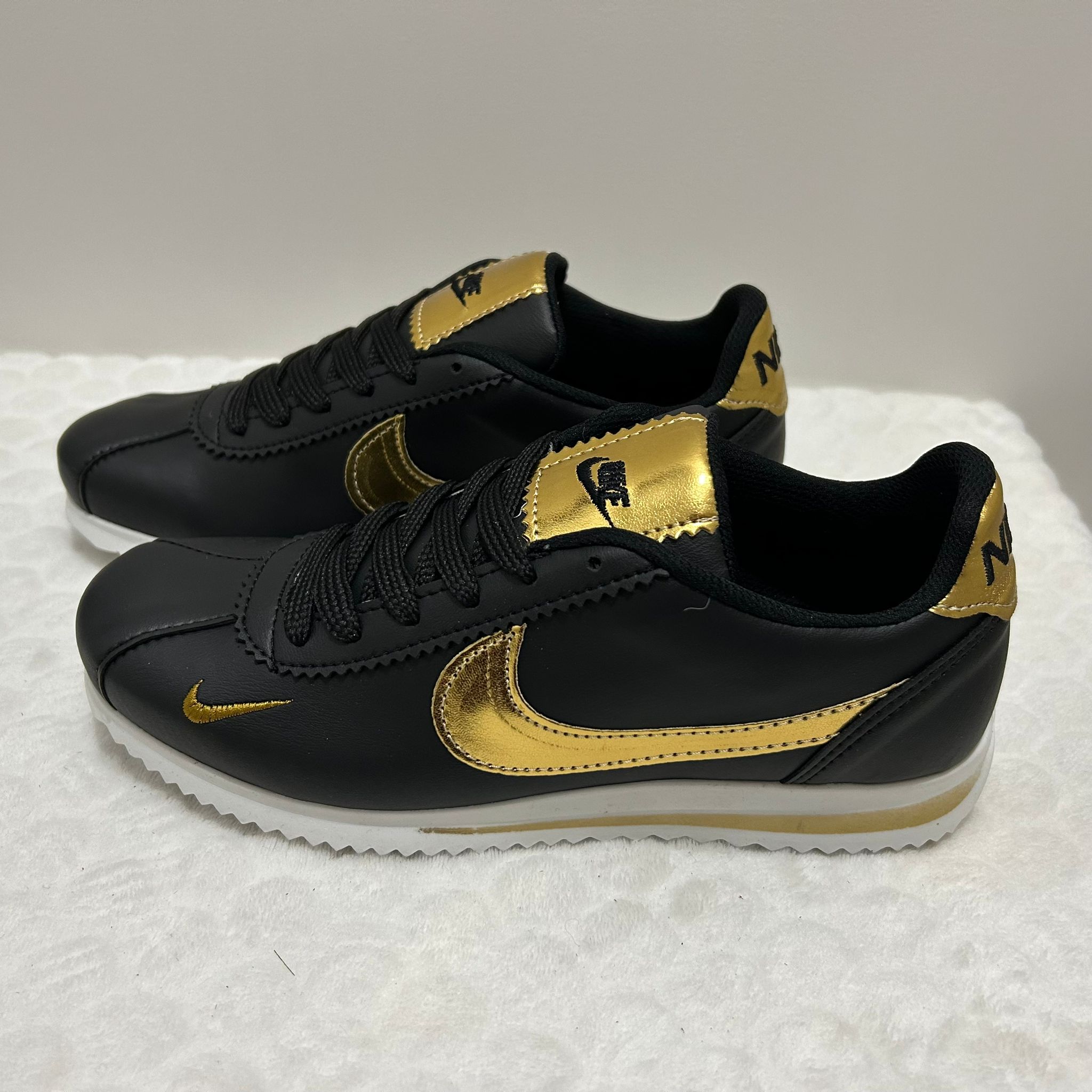 Nike Cortez Preto com Dourado Nike Cortez Preto com Dourado