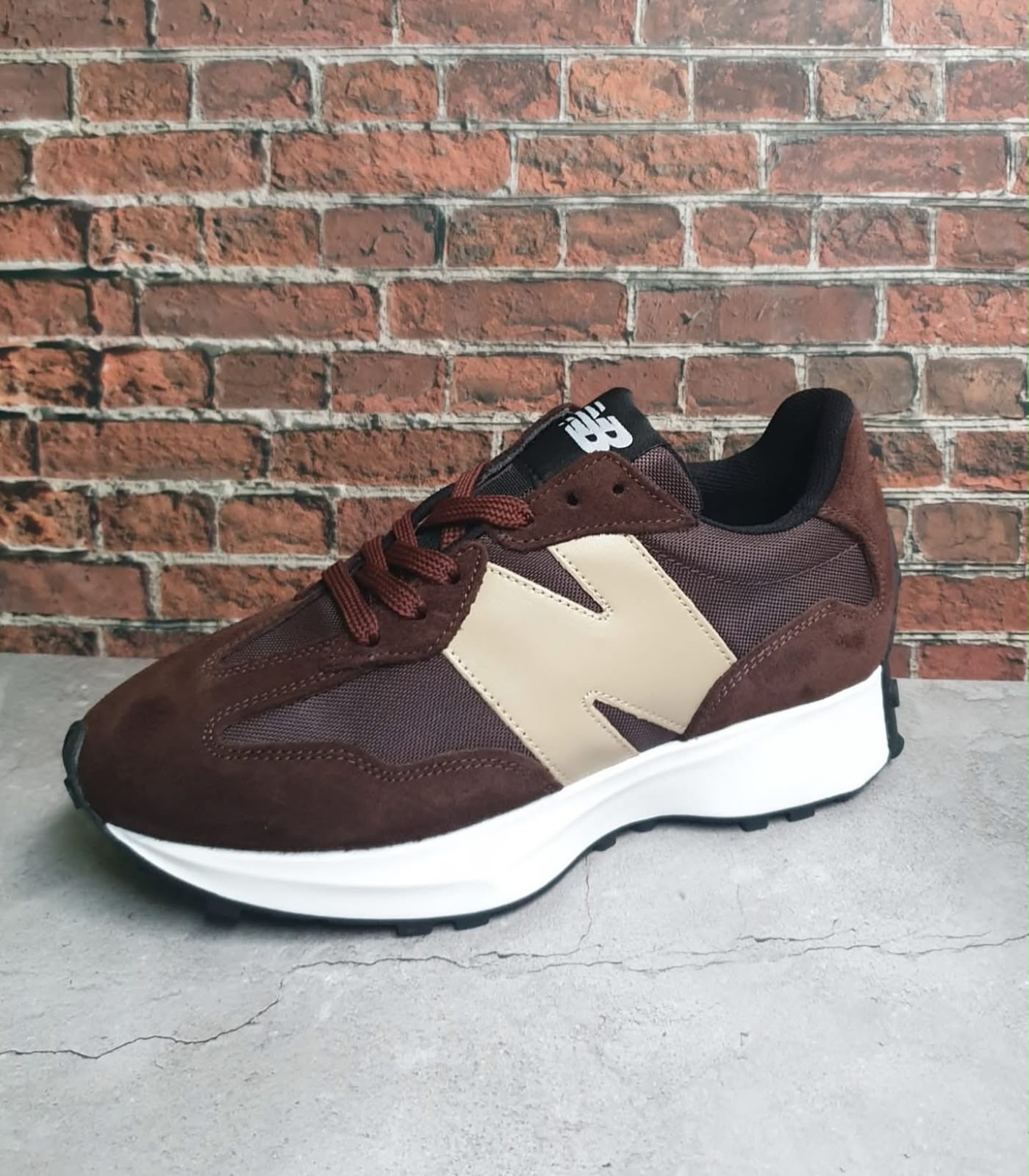 New Balance 327 Catanho com Beje New Balance 327 Catanho com Beje